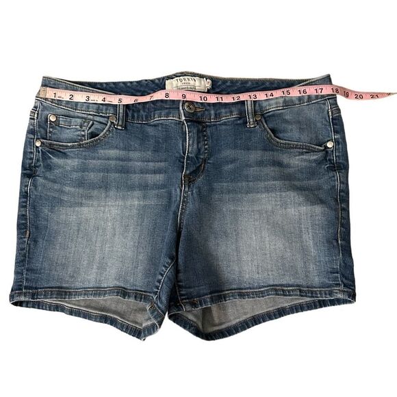 Torrid ~ Blue denim shorts ~ size 14 ~ 2% spandex for added comfort - Picture 3 of 7